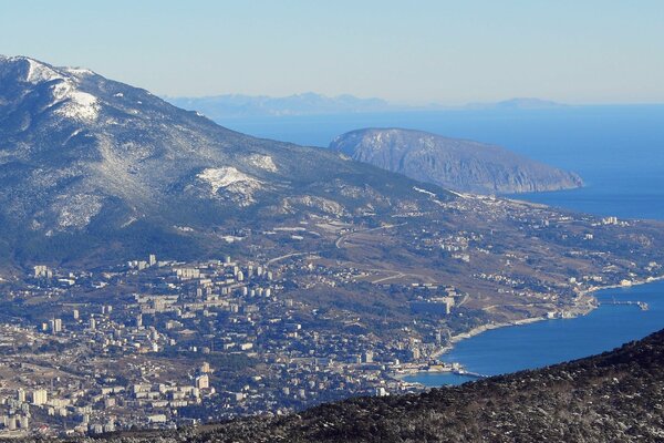 Vista di Yalta-orso-montagna, Ai-Petri, montagne e mare