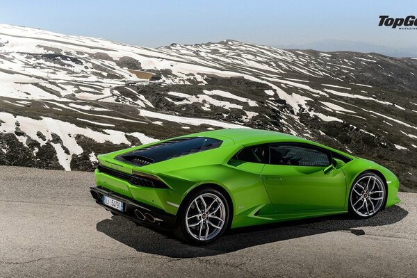 Supercar vert sur la route de montagne