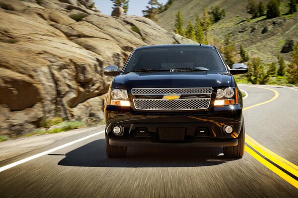 По пригородной дороге едет chevrolet 2013