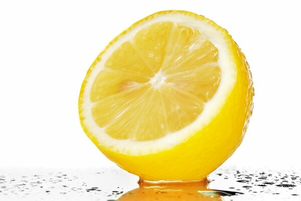 Limone giallo e acqua limpida