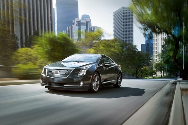 Cadillac chic en noir sur la route de la ville