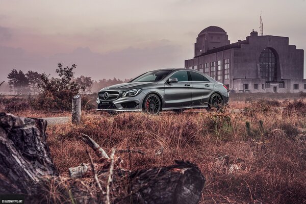 Szary samochód Mercedes-Benz CLA w tuningu AMG