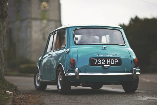 Mini-Auto auf der Straße in der Nähe eines Baumes