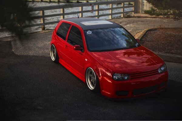 Belle voiture rouge Volkswagen golf