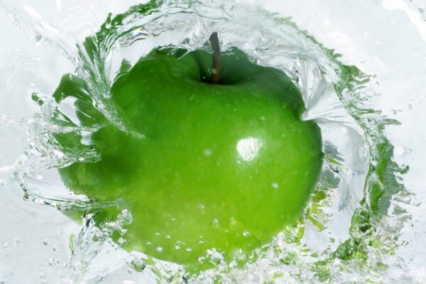 Pomme de fruit dans un Tourbillon d eau