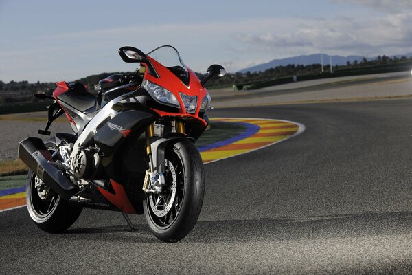 Negro con elementos rojos sportbike aprilia rsv4