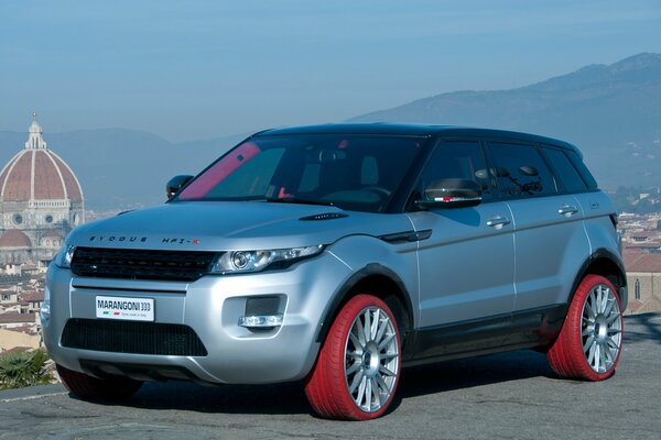 Voiture tuning ranger Rover Marangoni avec des pneus rouges