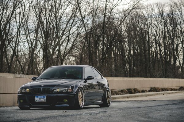 Tuning coche negro bmw M3 e46 en la carretera