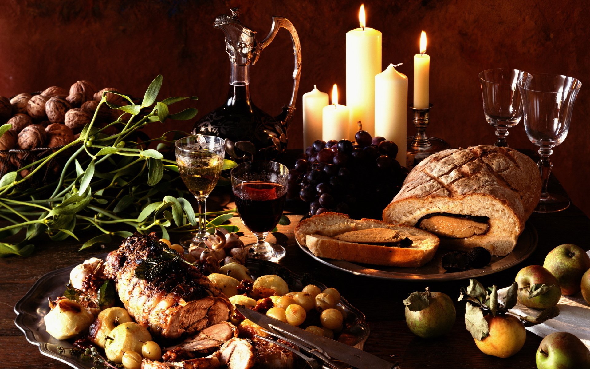 essen hackbraten lecker abendessen romantik kerzen gericht halbdunkel wein gläser brot nüsse äpfel trauben gemüse rolle