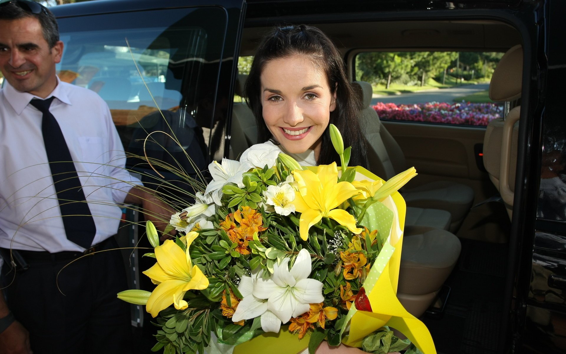 fiori natalia oreiro sorriso auto bouquet celebrità stella cantante attrice modello angelo selvaggio latina bellezza modelli di moda ragazze occhi sguardo brune donne viso