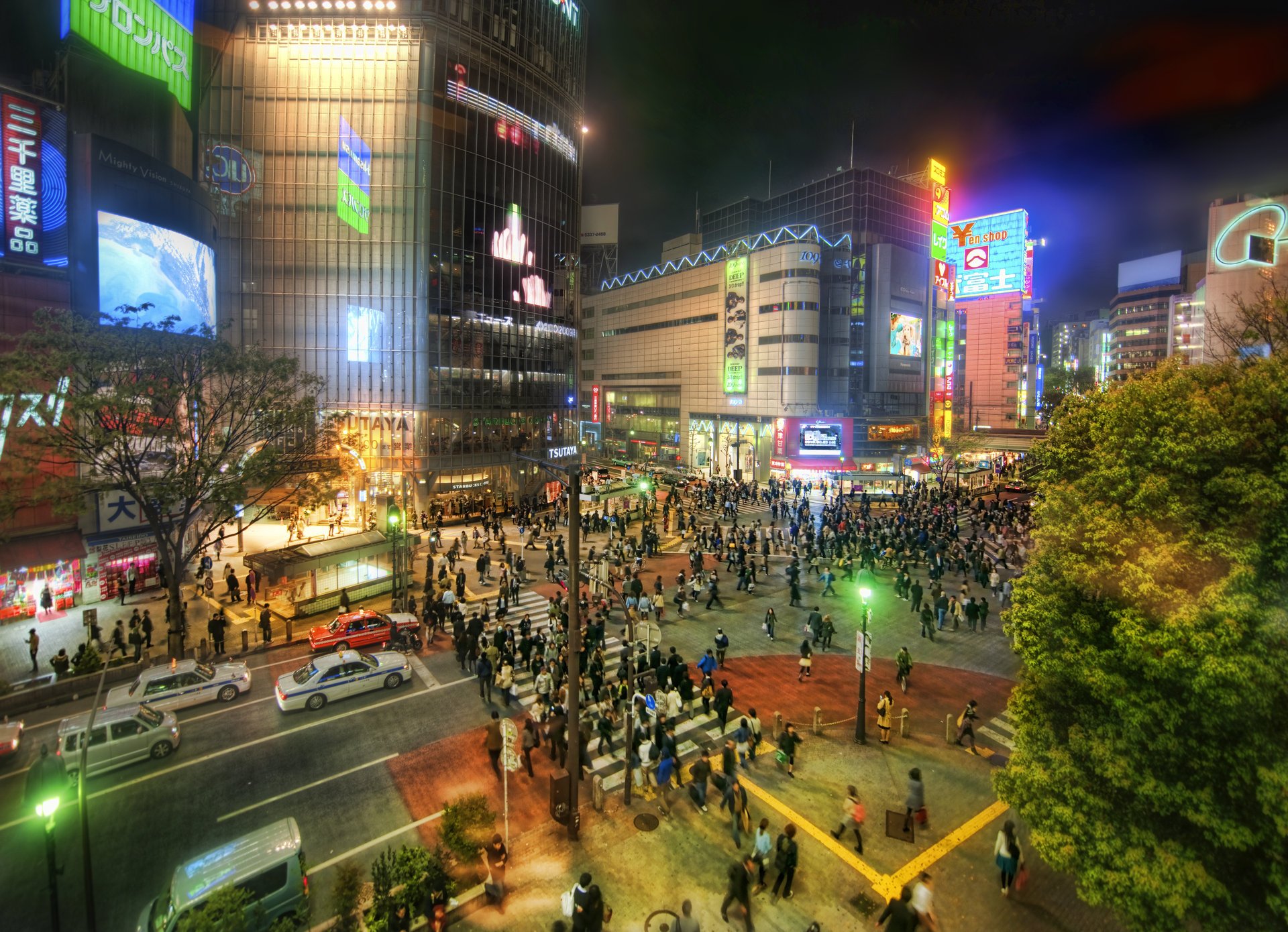 japón ciudad luces coches tokio personas carretera noche plaza metrópolis auto peatones paso de peatones rascacielos linternas neón árbol vista superior escaparates asia tokyo