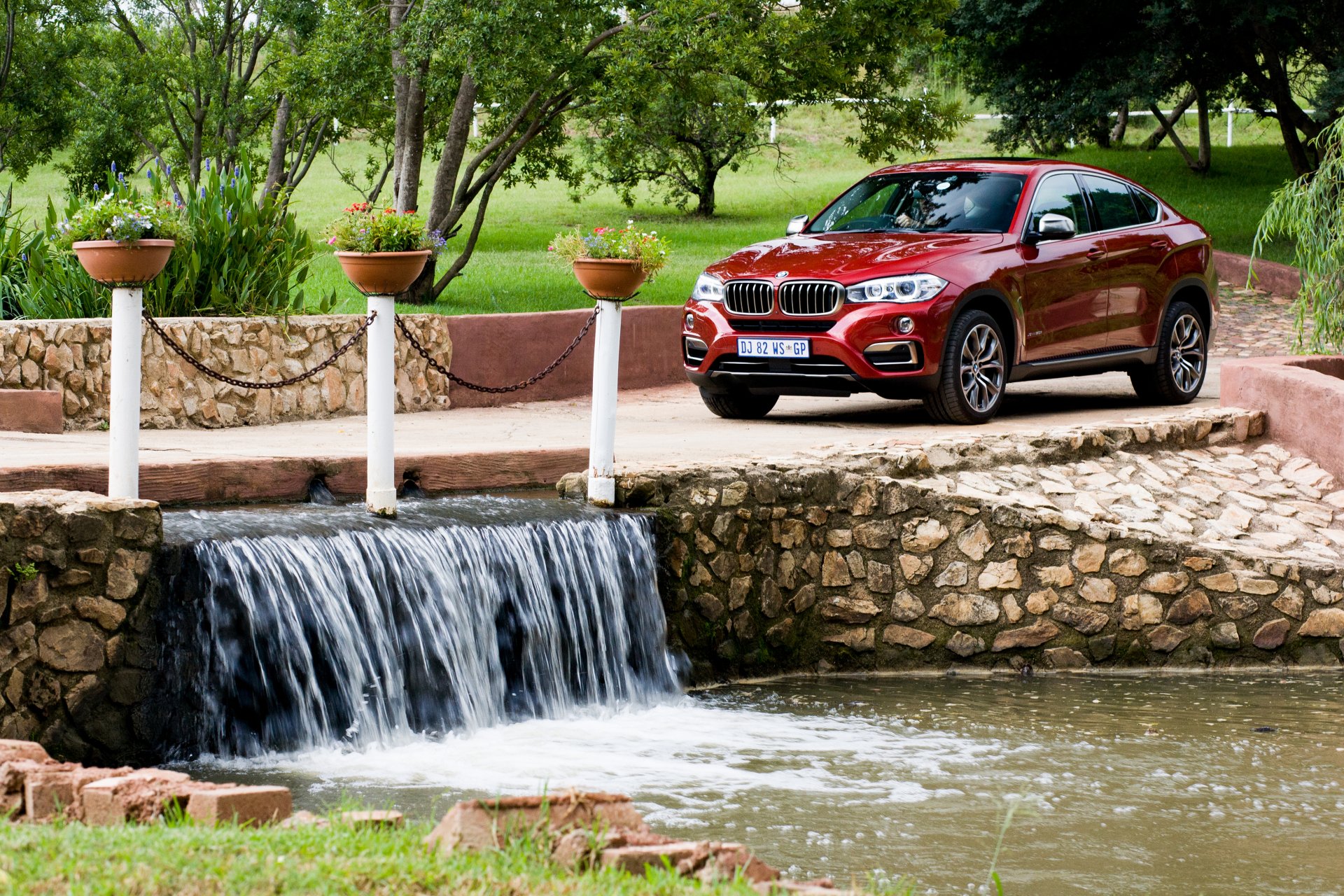 2015 bmw x6 allradantrieb m sport za-spec f16 bmw park wasserfall brücke bäume grün