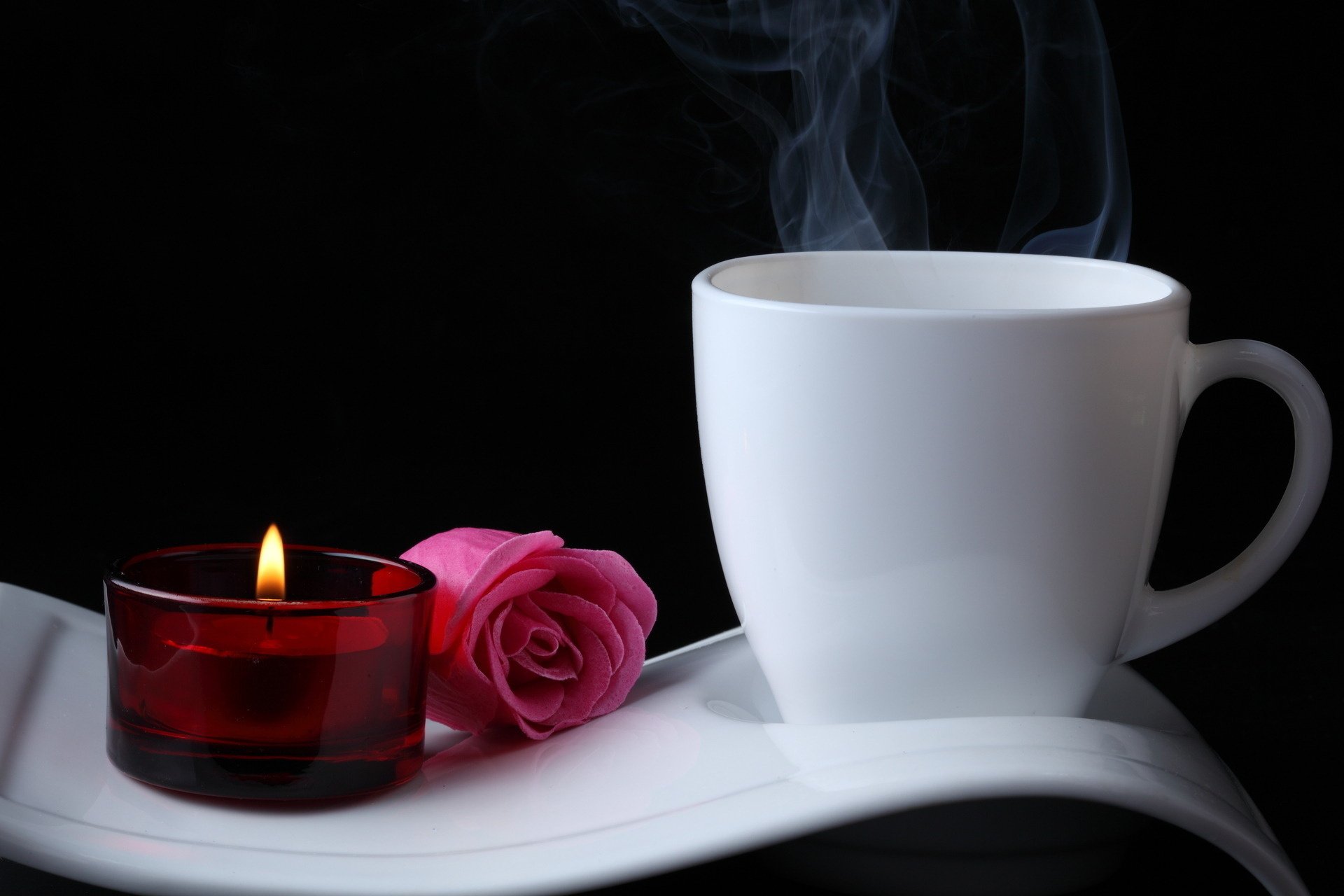 cywet gorąca kawa kawa róża kwiaty świeca róża kubek para zapach ogień czarne tło ciemne tło podstawka kubek