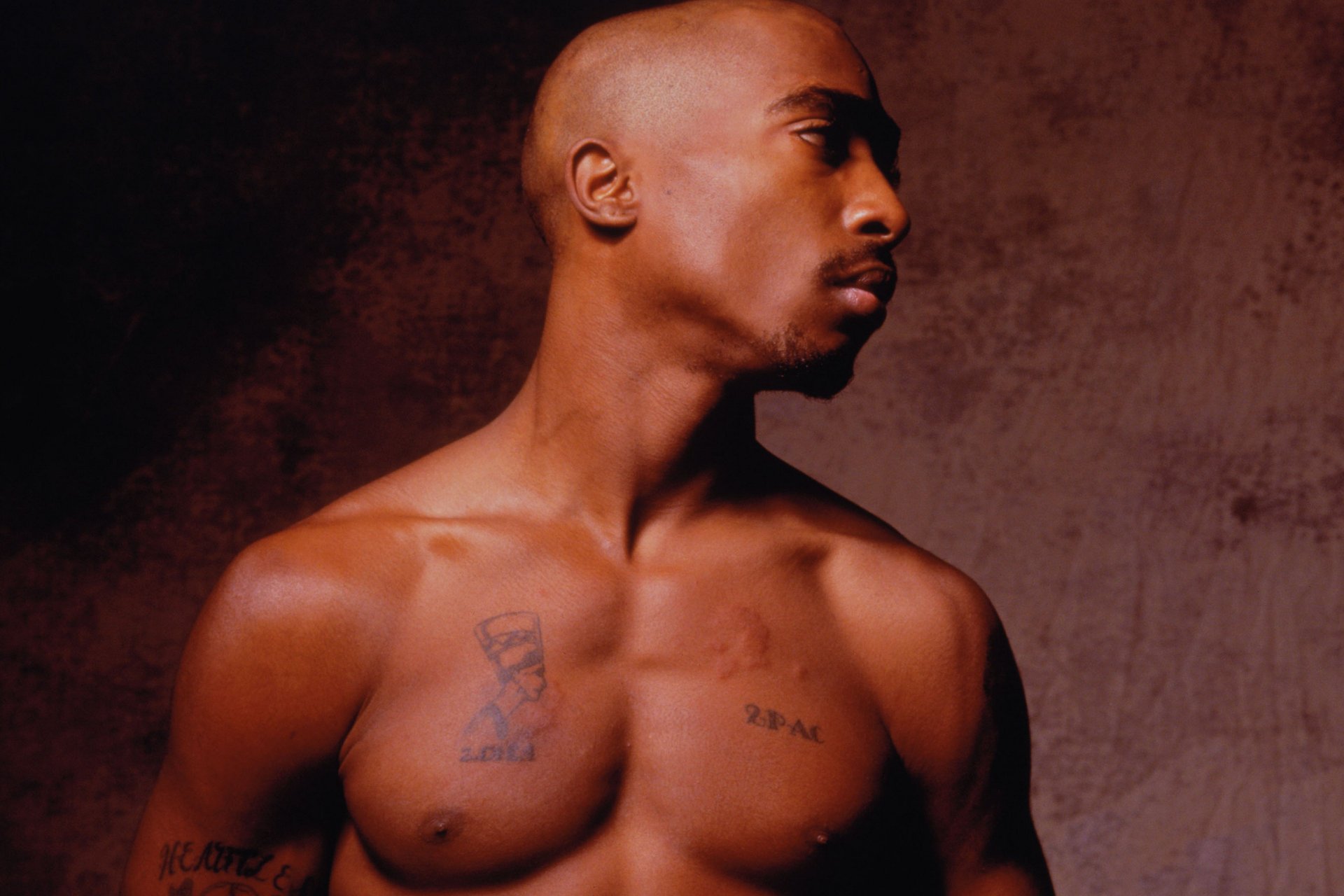 рэппер реппер тату tupac rap тупак 2pac профиль темнокожий мужчины качок взгляд