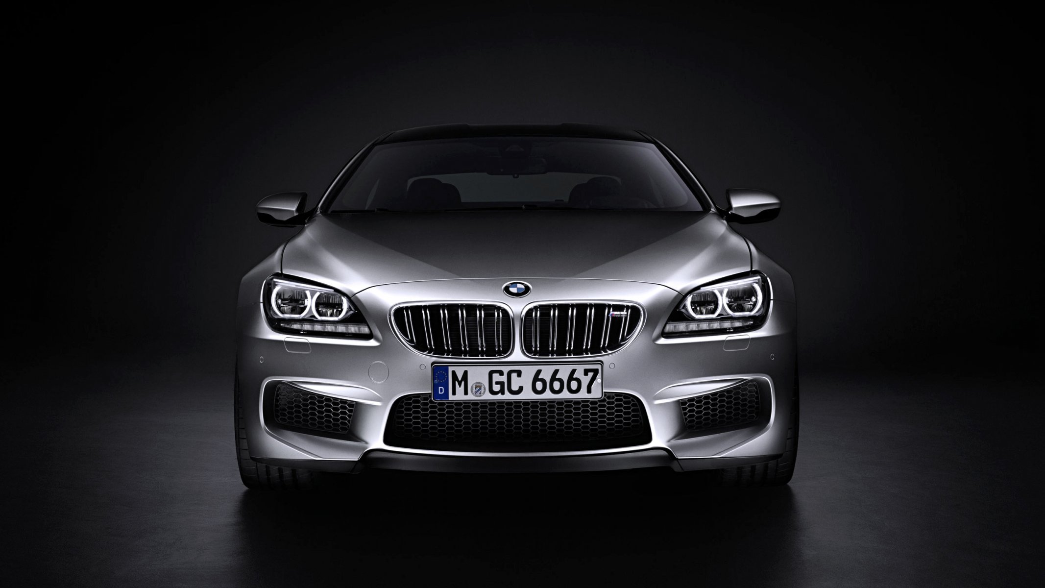 bmw m6 auto samochód bmw srebrny przód reflektory kaptur logo numer szary