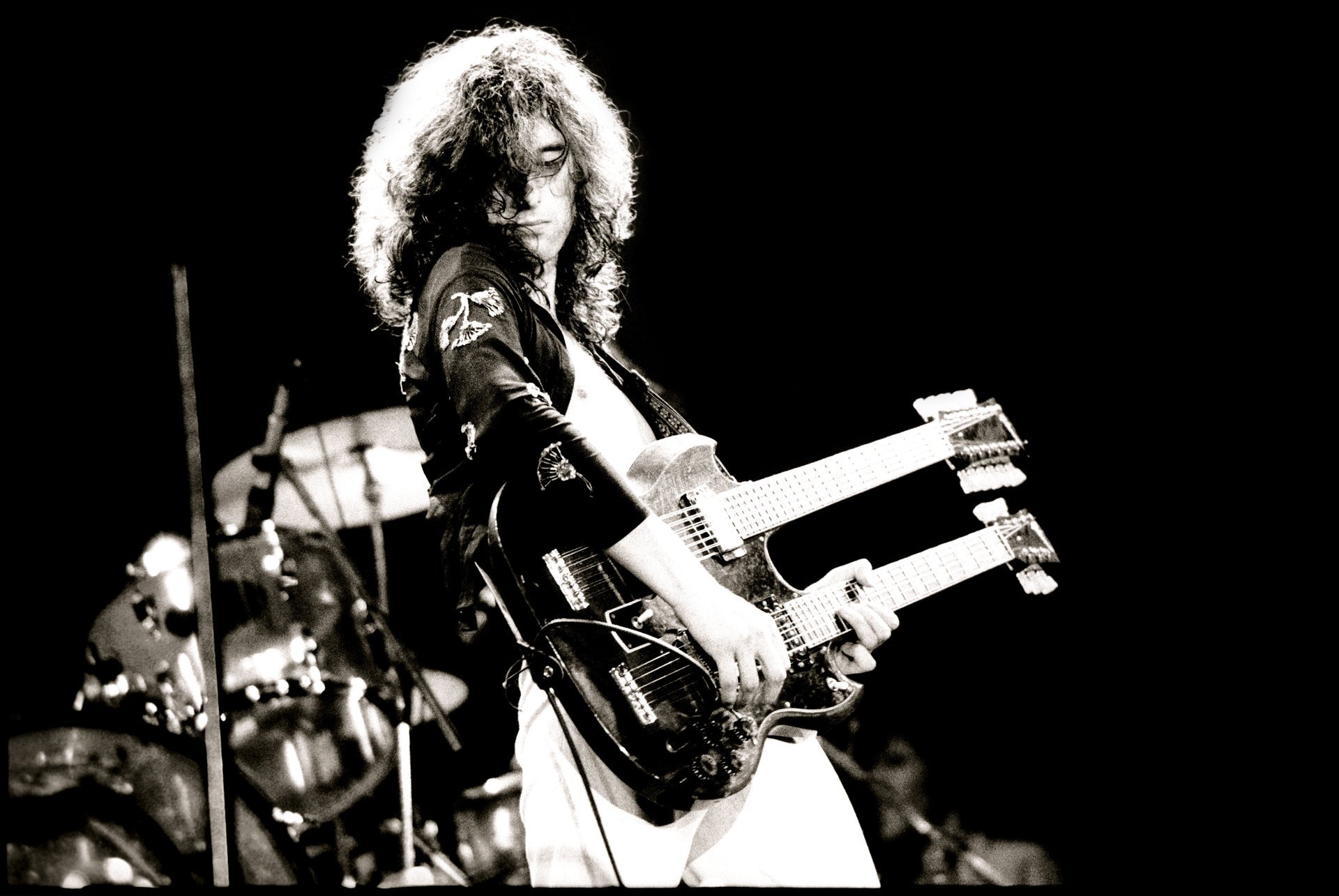 jimmy page jimmy page rock led zeppelin muzyk b-w czarne tło perkusja gitara piosenkarz długie włosy facet