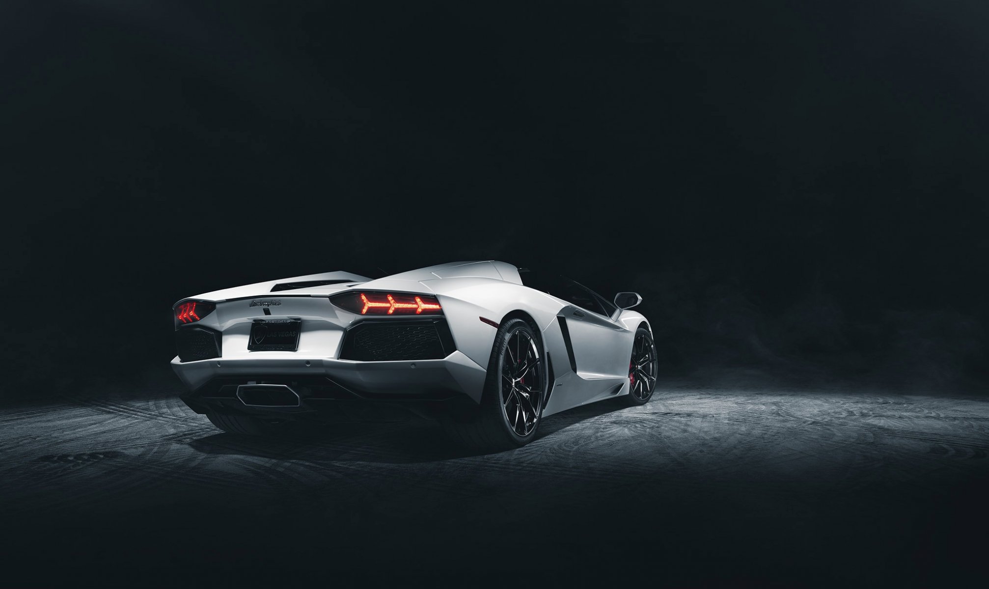 lamborghini aventador lp700-4 roadster supersamochód biały ciemny tył studio