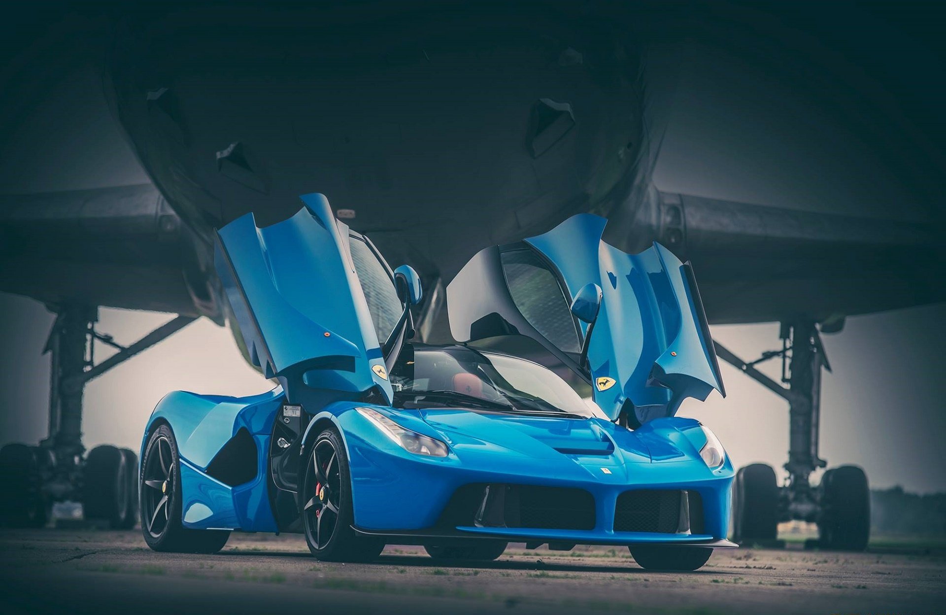 ferrari laferrari blau supersportwagen flugzeug vorne start- und landebahn türen