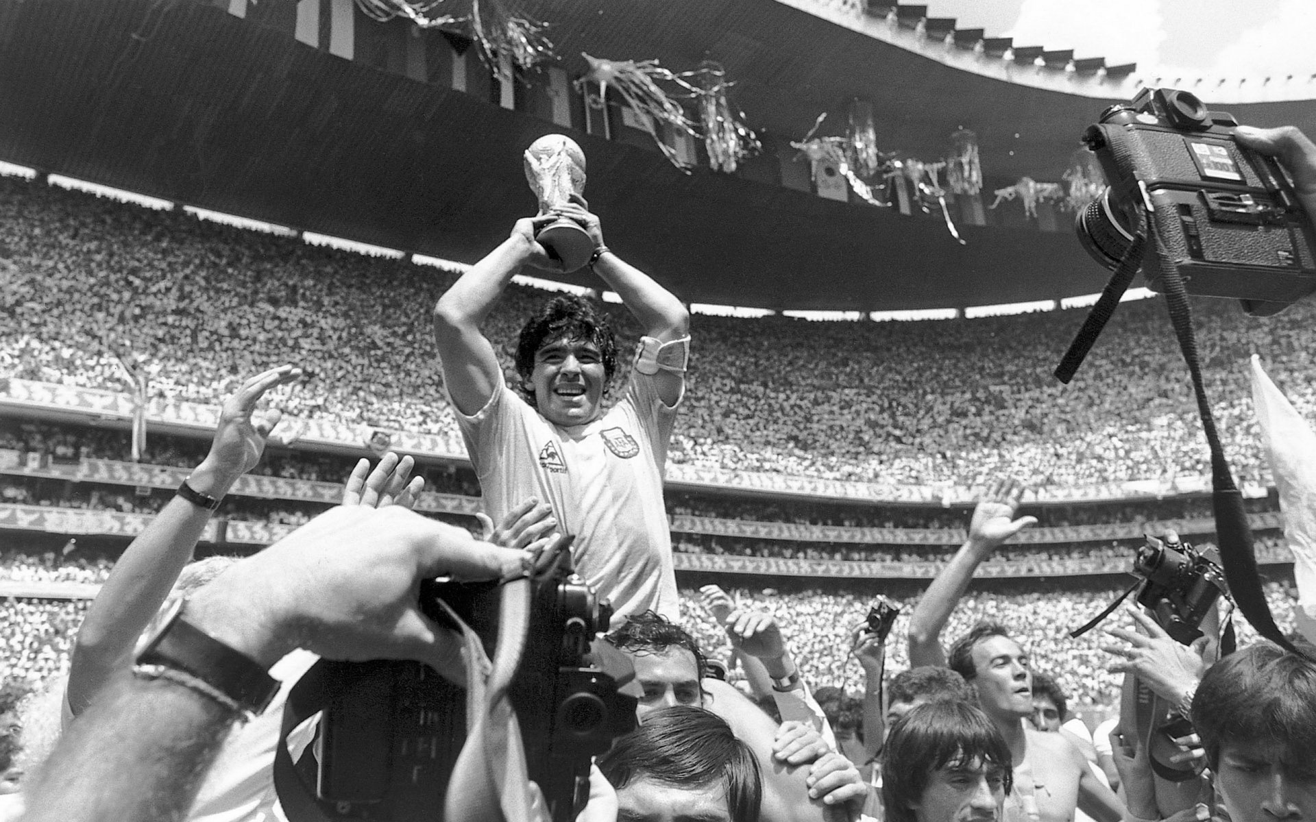 maradona schwarz und weiß maradona ovationen freude fußballer fußball wm pokal zuschauer kameras stadion