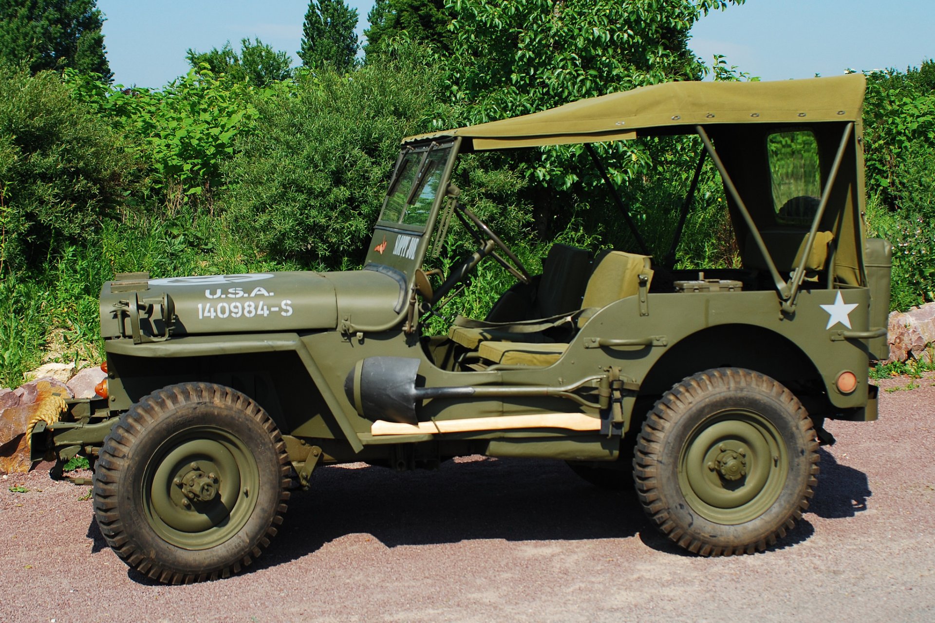 willis mb willis-mv 1944 jeep ejército coche sobre el suelo terreno accidentado tiempos segunda guerra mundial guerra