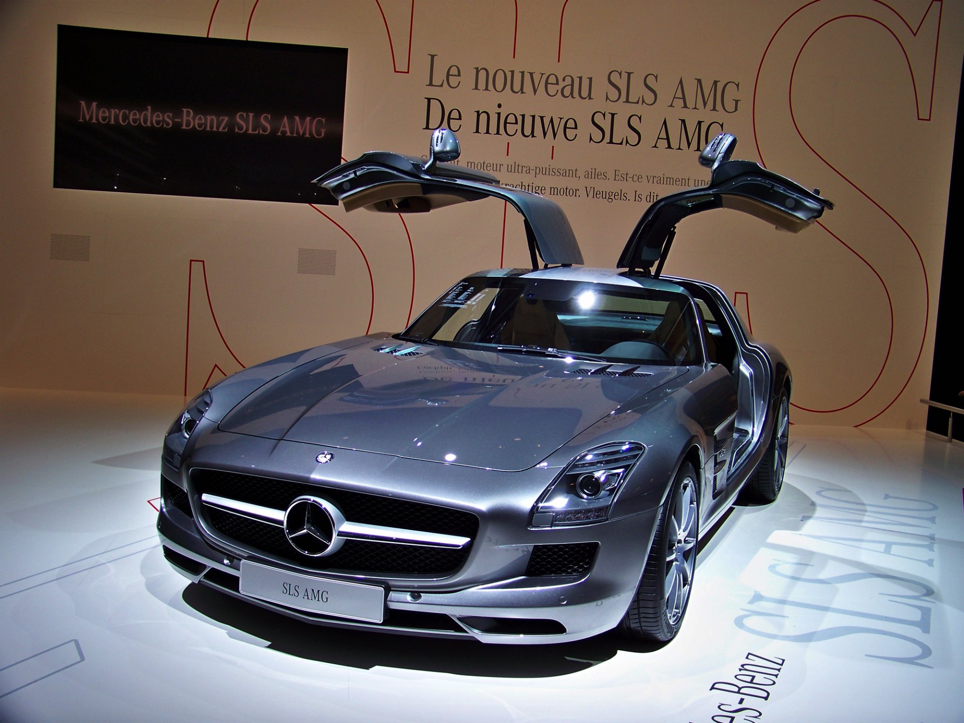 superauto mercedes-benz sls amg supersportwagen karosserie flügeltüren der möwe