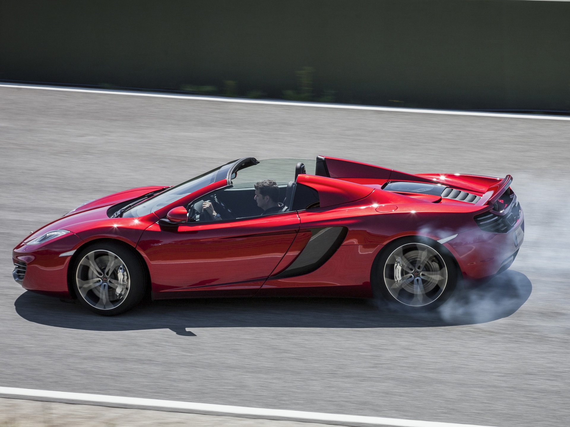 mclaren mp4-12c spyder araña auto humo