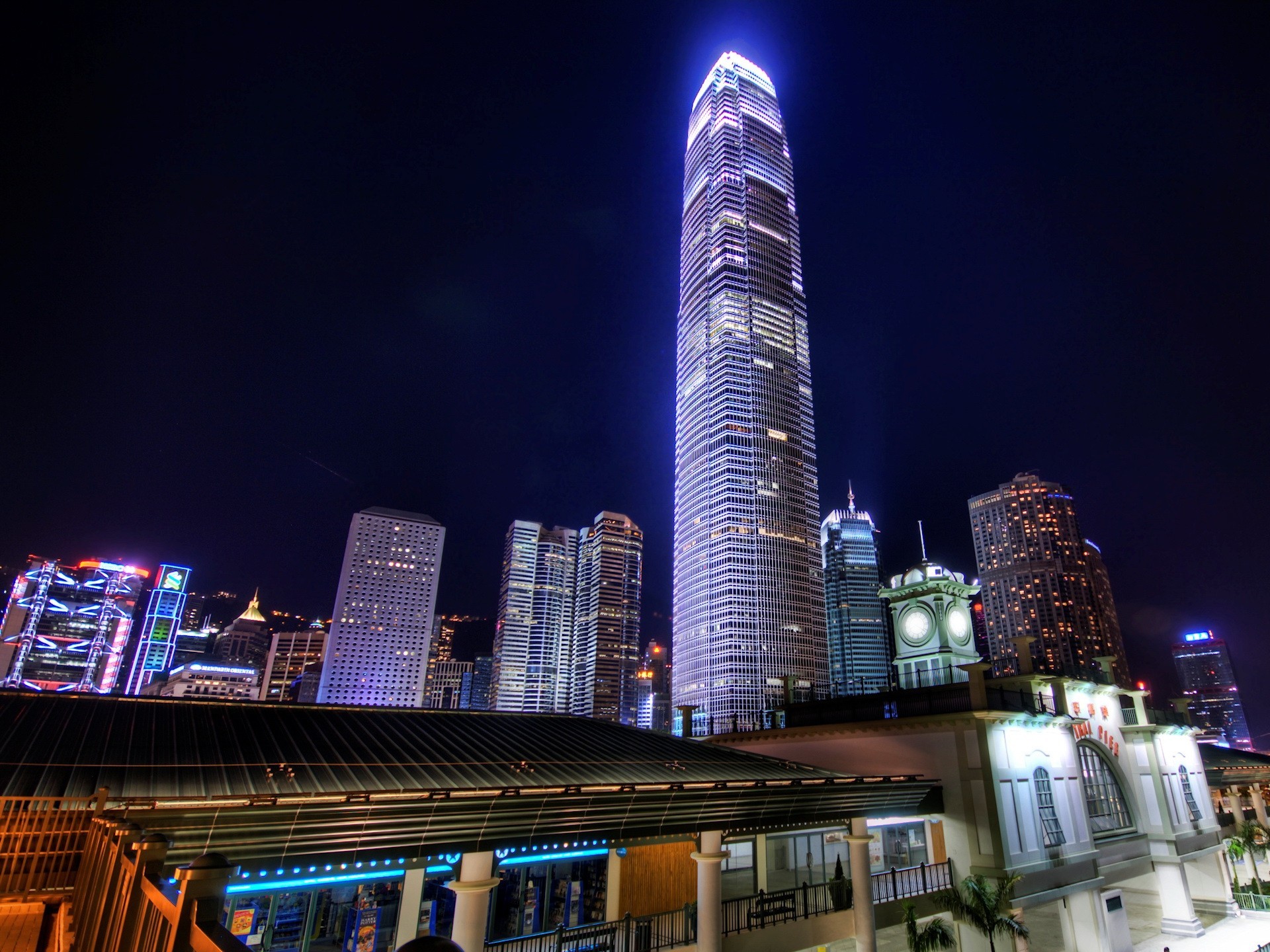 kyscraper night hong kong