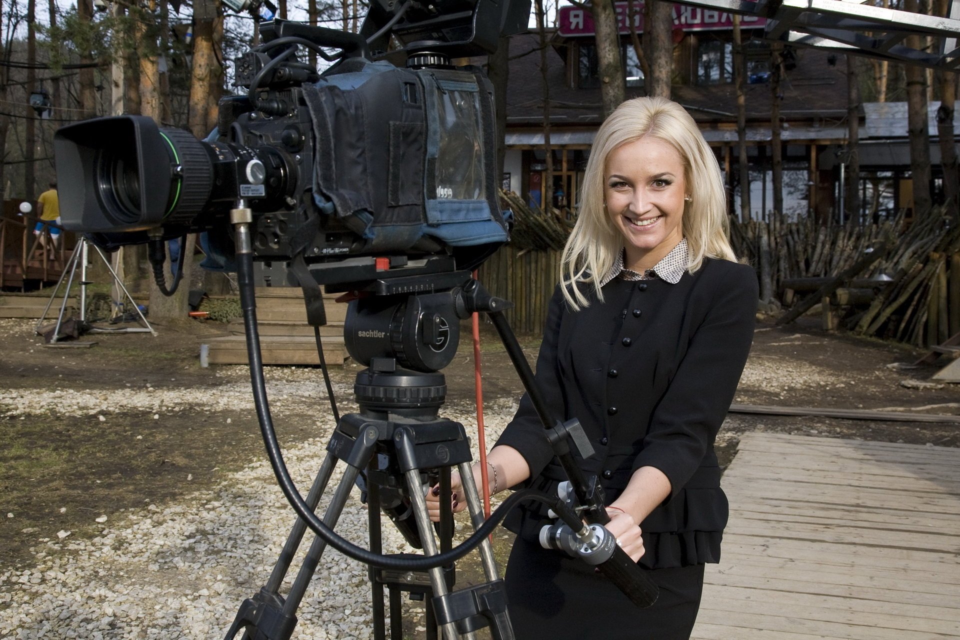 olga buzova home-2 kamera lächeln blond schießen tv-projekt show schwarzer anzug schönheit centermodels mädchen augen blick filme kino frauen gesicht