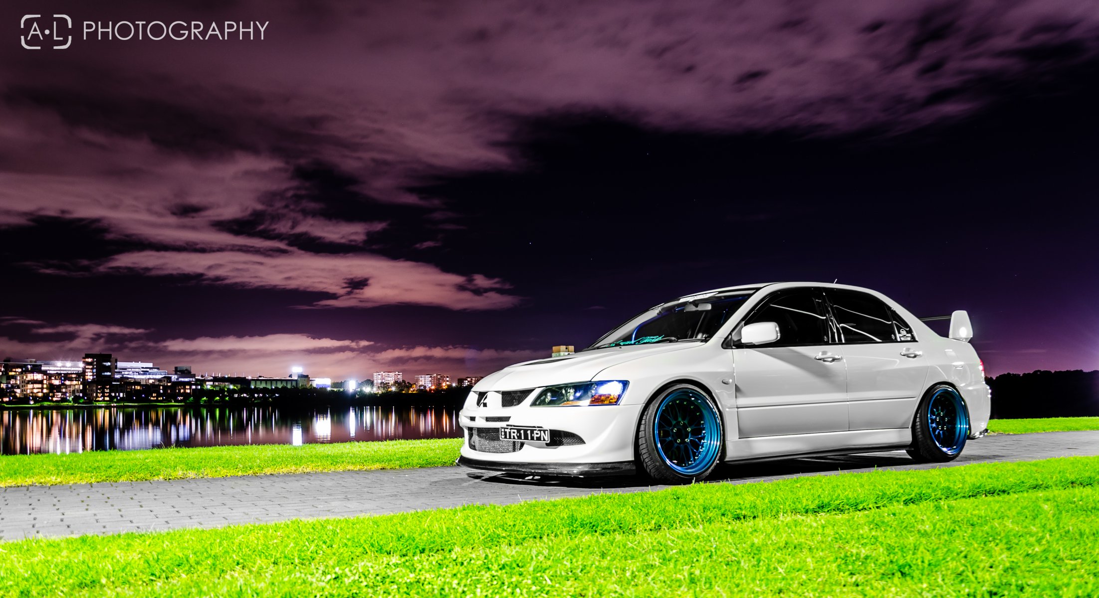 mitsubishi profession évolution mitsubishi lancer blanc nuit ville