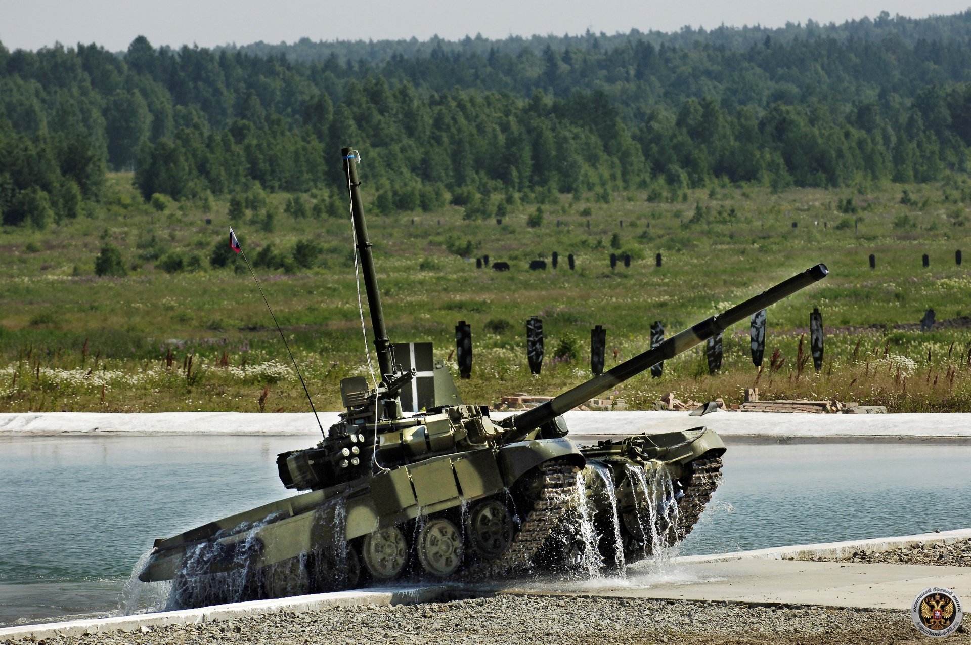 deponie tank wasser t-90 wald bäume gras grün teich militärische ausrüstung