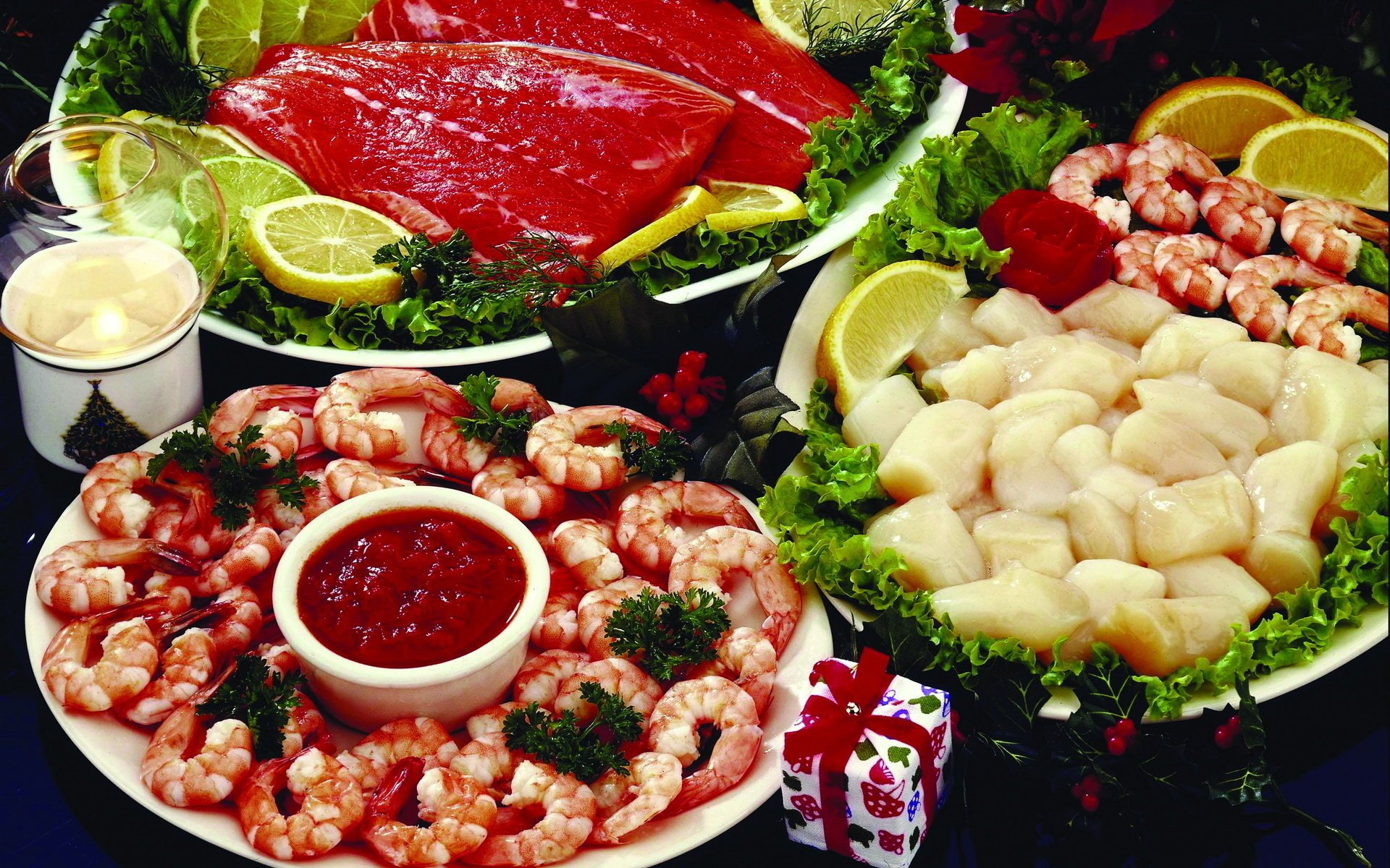 delicioso comida camarones mariscos salsa regalo platos carne rebanada limón verduras hojas de lechuga cena