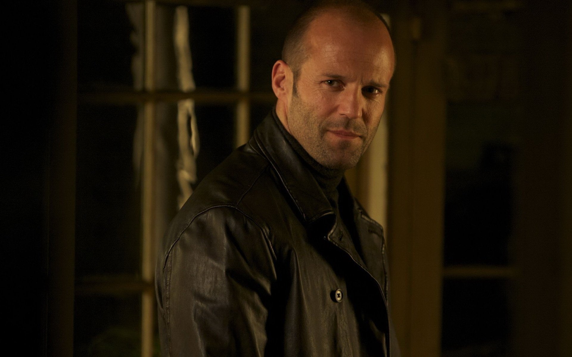 the mechanic jason statham mecánico mirada jason statham actor celebridad estrella sin afeitar hombre mirada capa negra hombres actores de cine retrato uke uk