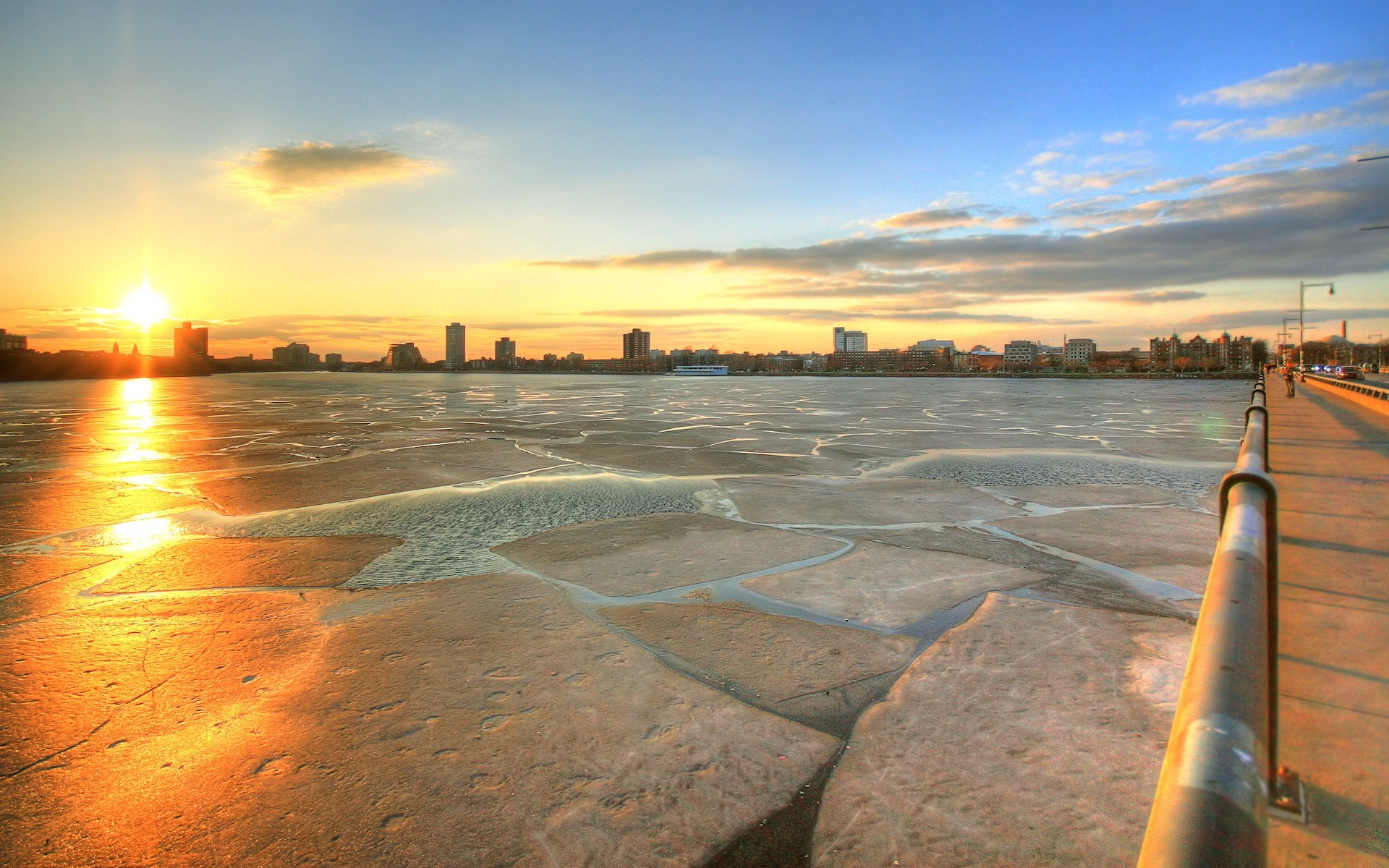 témpanos de hielo puente cerca sol