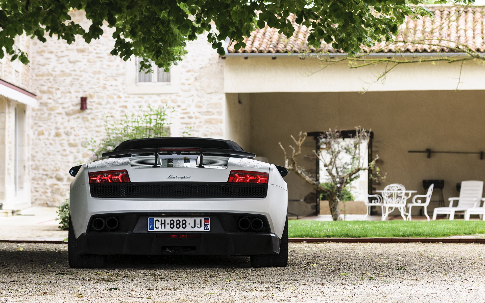 lamborghini lp570-4 performante supercar blanc retour maison arbre herbe