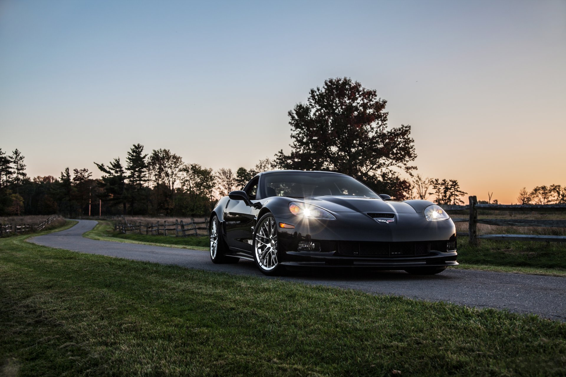 chevrolet korvette zr1 schwarz chevrolet korvette abend straße straßenrand rasen