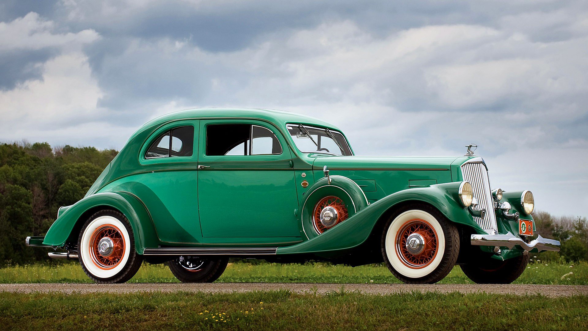 niebo chmury retro sedan reflektory chłodnica kratka