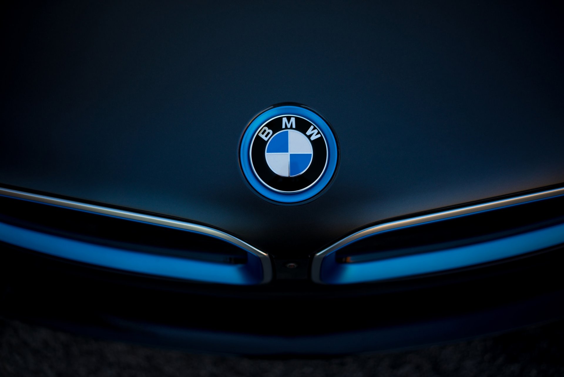 bmw i8 emblemat boomer logo