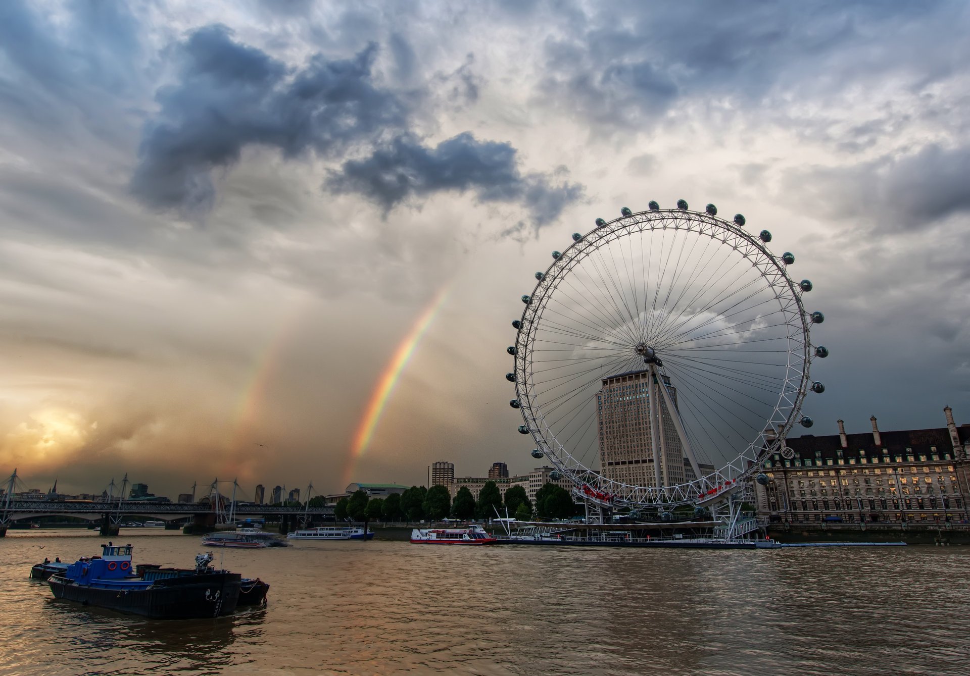 londra-ay arcobaleno tamigi londra giostra inghilterra barche nuvoloso nuvole ponte fiume case cielo città