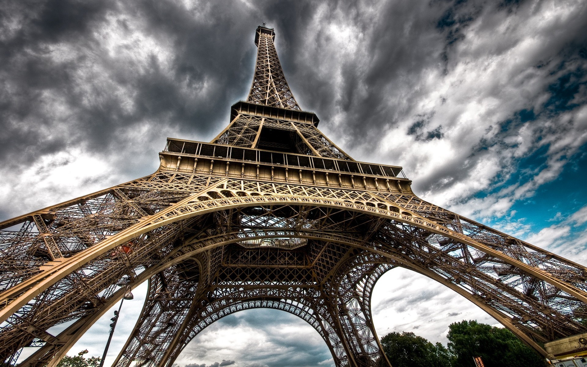 paris eiffelturm wolken