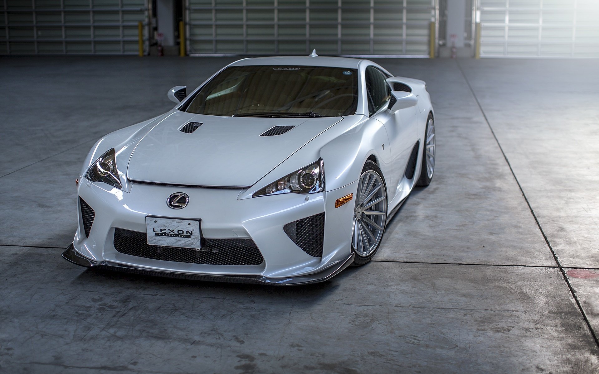 lexus lfa supersportwagen weiß hangar