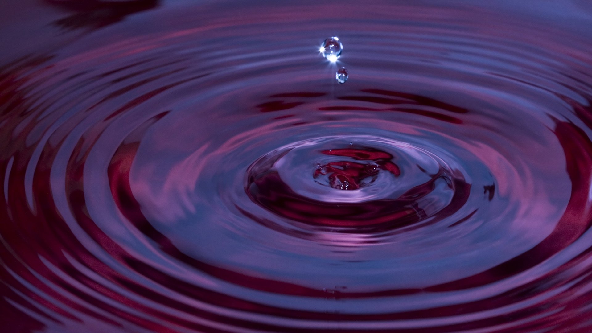 agua gota círculos macro brillo rojo ondas