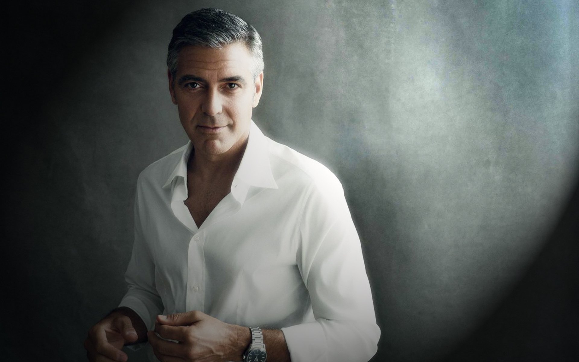 rollex grau george clooney schauspieler hemd uhr wand produzent drehbuchautor regisseur mann lächeln gut aussehend augen gesicht porträt george