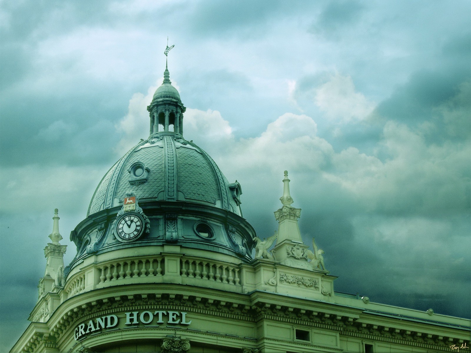 nubes reloj techo edificio