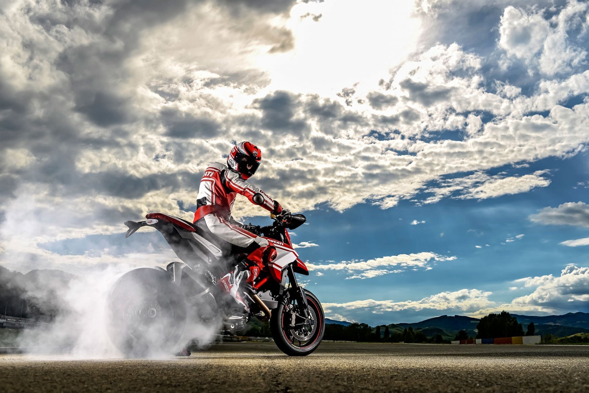 motocicleta bicicleta cielo 2015 ducati hypermotard