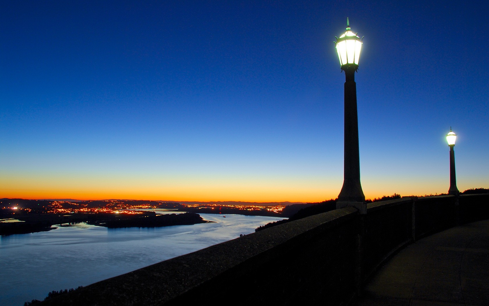 lanterne rivière lumières soirée