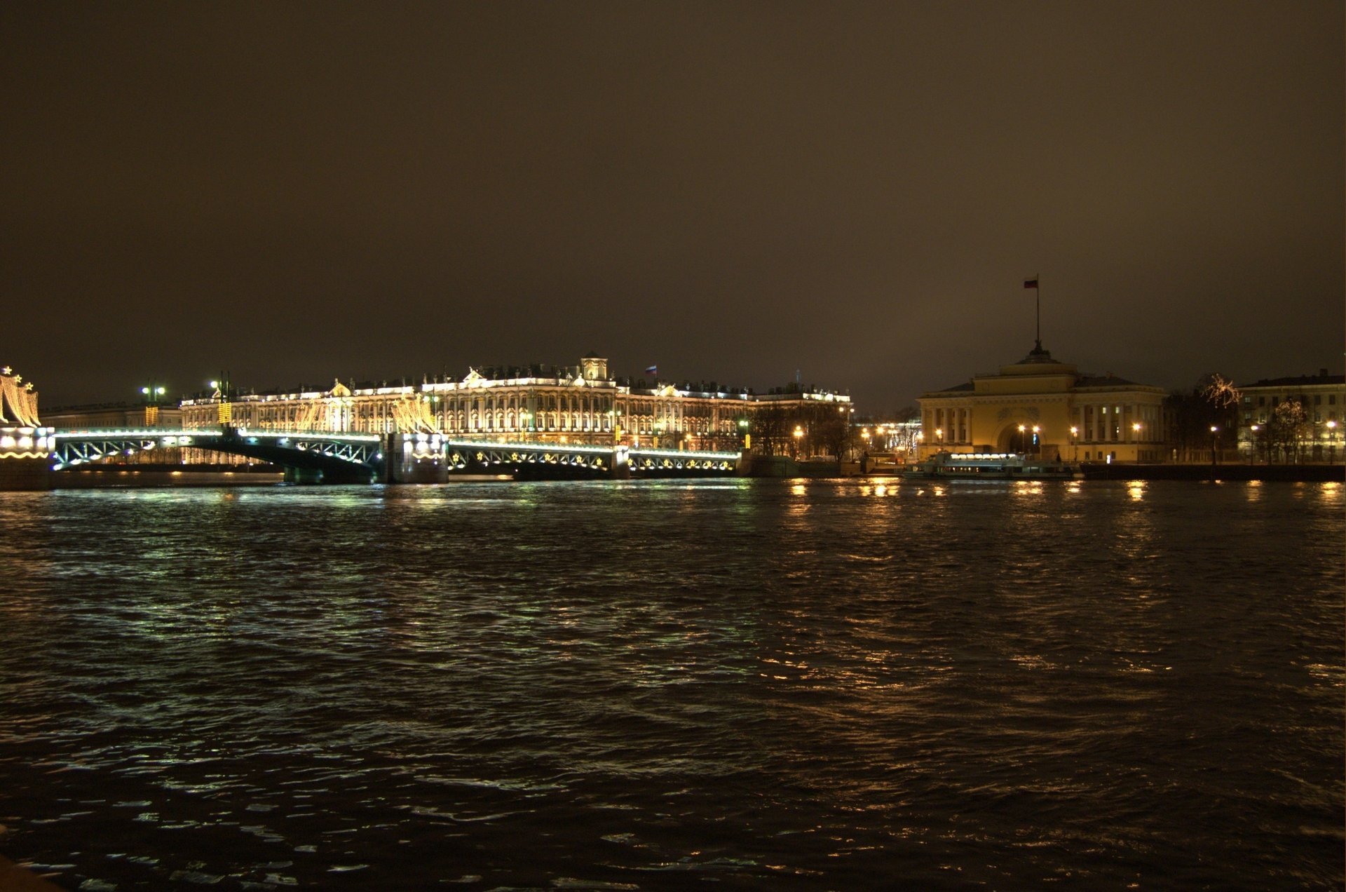 petersburg peter noc most rzeka newa miasto nabrzeże światła budynki woda miasta nocne niebo światła miast