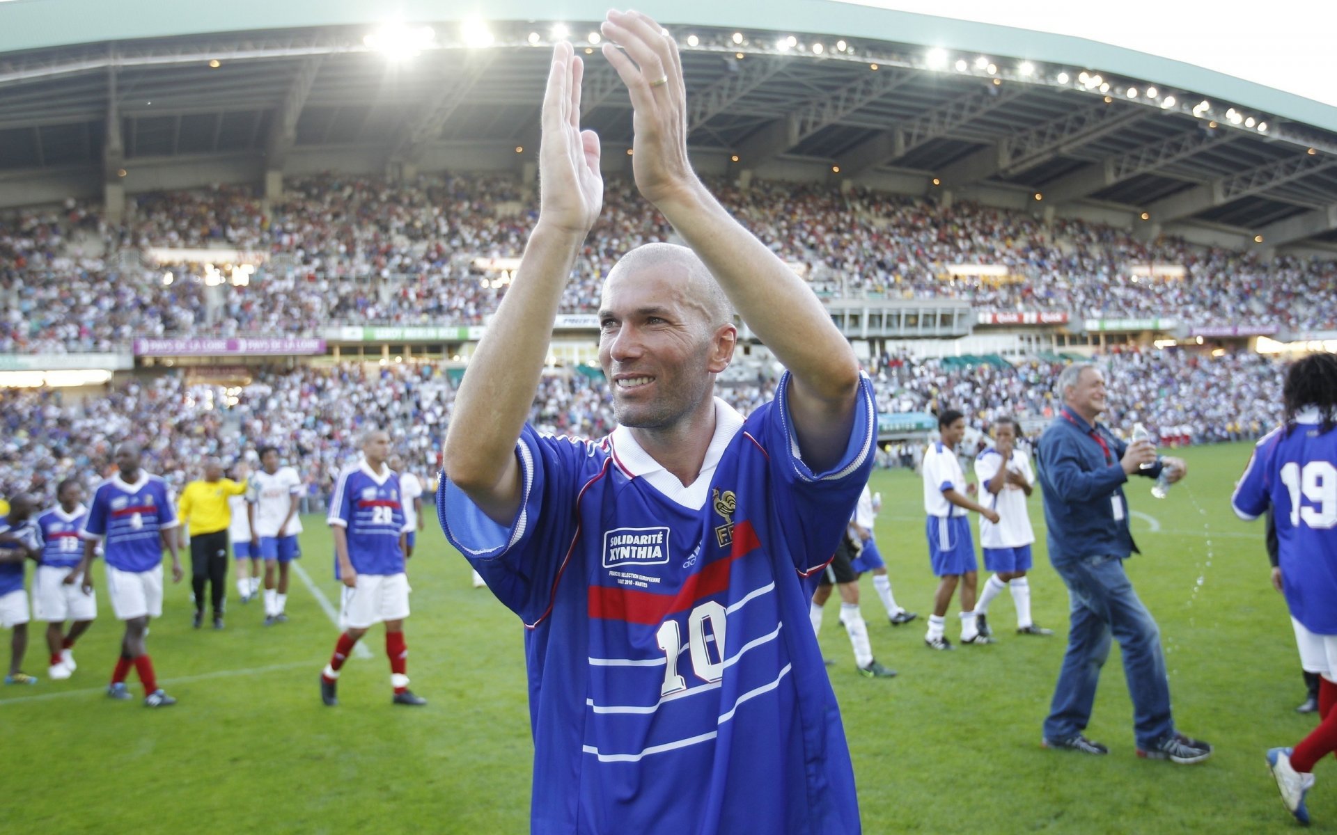 palmas estadio jugadores futbolista zinedine zidane grande francia equipo nacional zidane césped aficionados victoria emoción alegría luz juego fútbol deporte