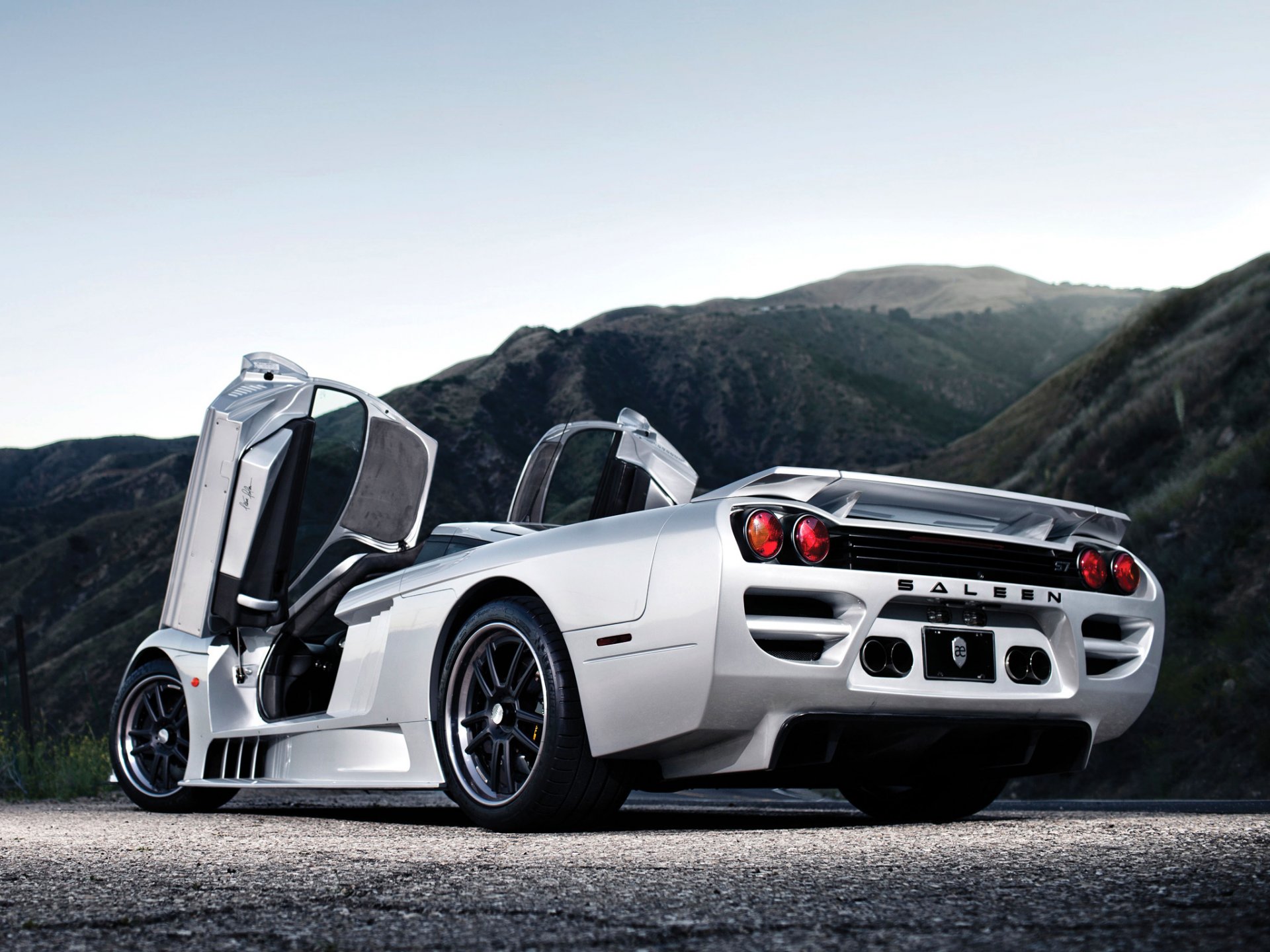 aleen s7 machine supercar silver rear view