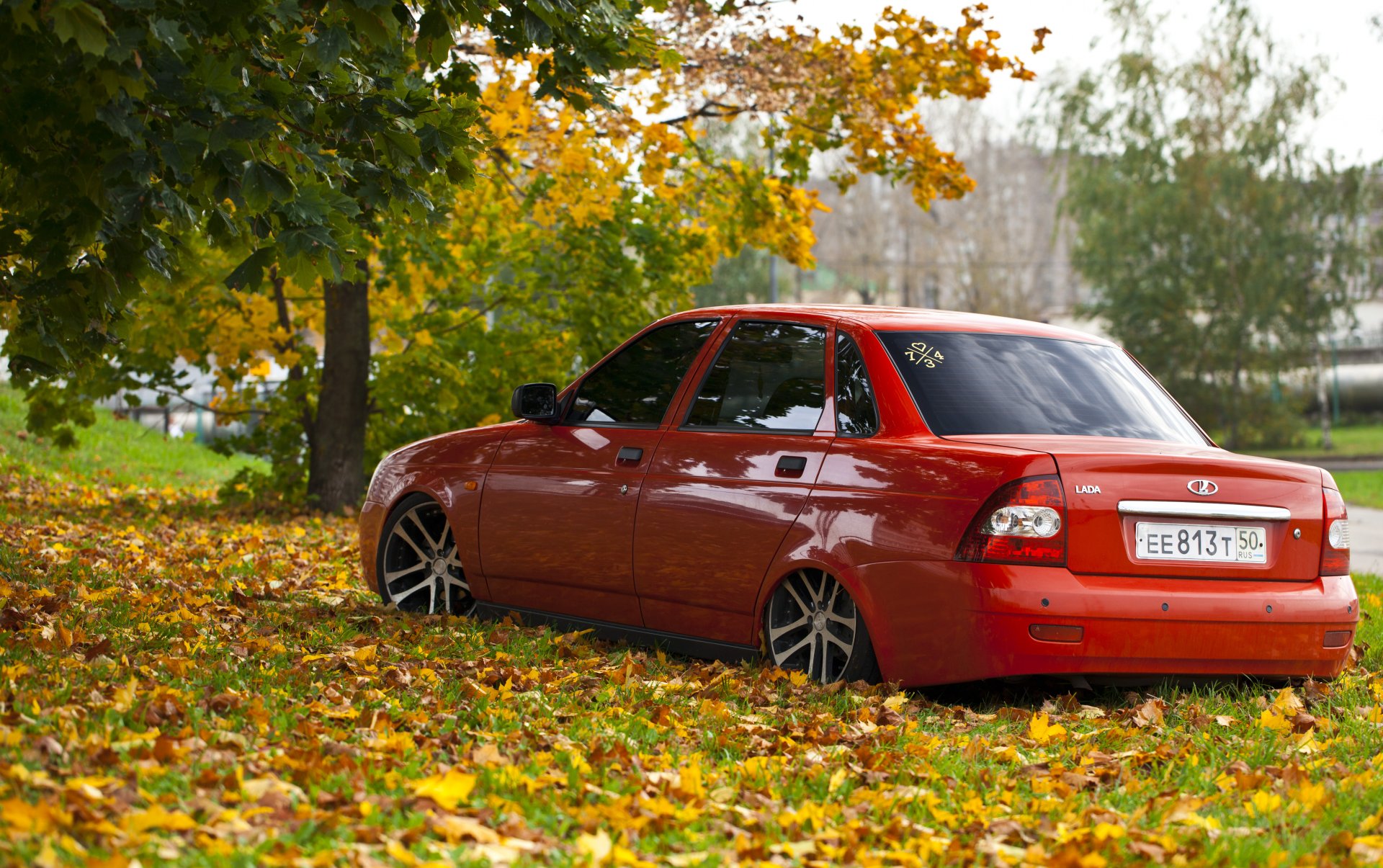 lada 2170 priora priora rojo discos otoño carretera hojas