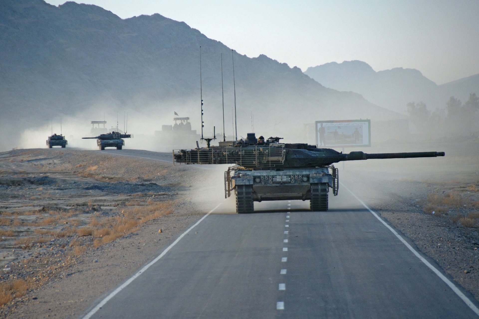 carro armato leopard 2a6 strada afghanistan guerra colonna marcatura fumo montagne tiro equipaggiamento militare